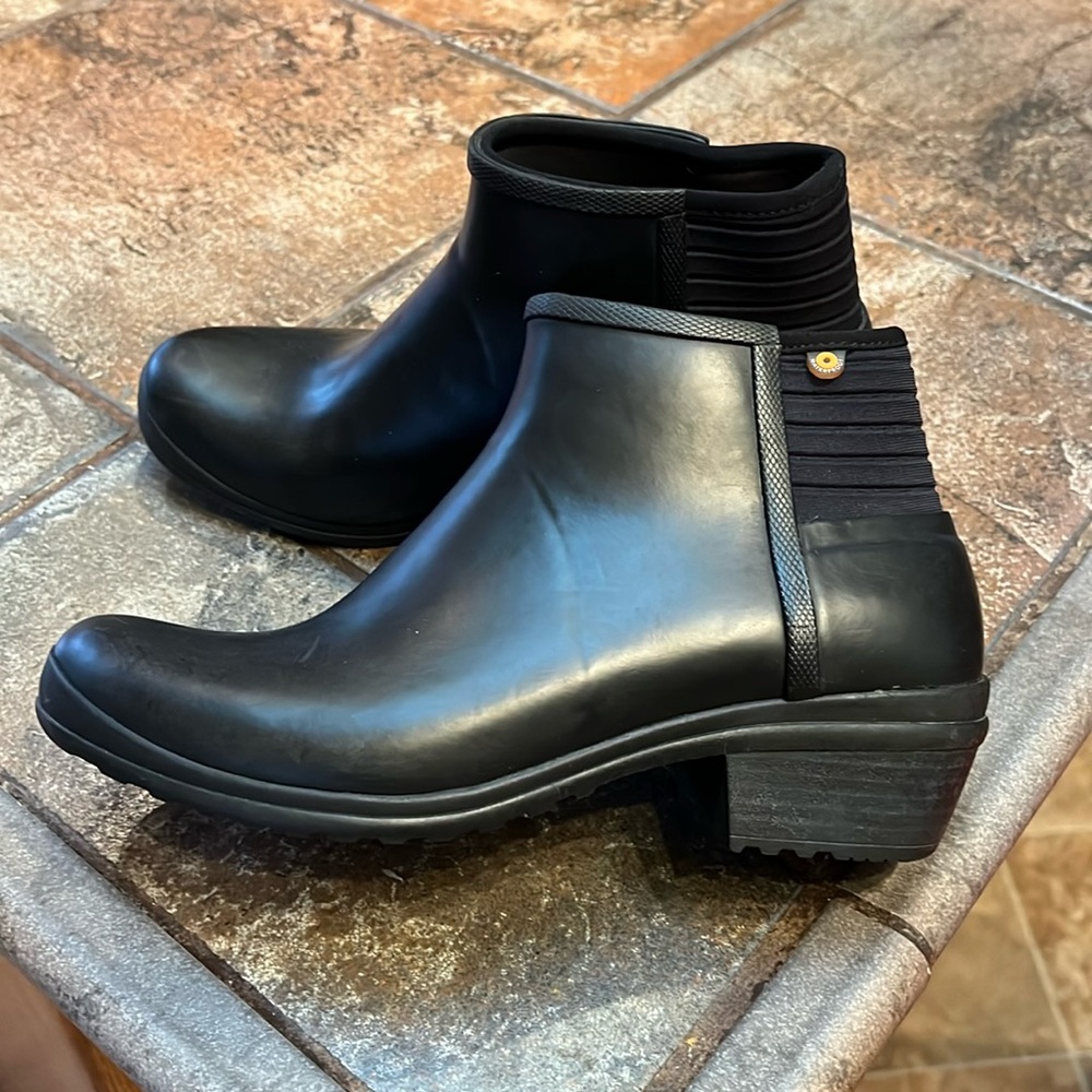 BOGS Vista Waterproof Ankle Boots, like new condition, black size 8